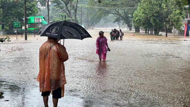 Thousands of Burma residents trapped by floods