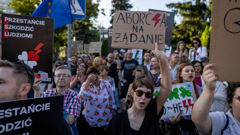 Thousands of people demonstrate in Poland for the right to abortion