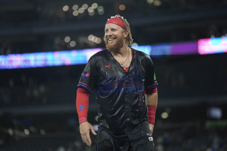 Toronto Blue Jays | Big night for Justin Turner, breaking 2-2 deadlock in eighth