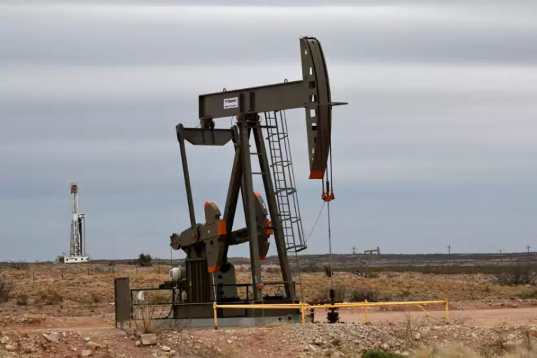 Oil hesitates, Chinese economy sows doubt