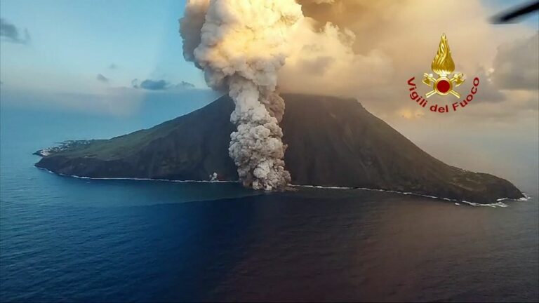 VIDEO. In Italy, the impressive images of the eruptions of Etna and Stromboli