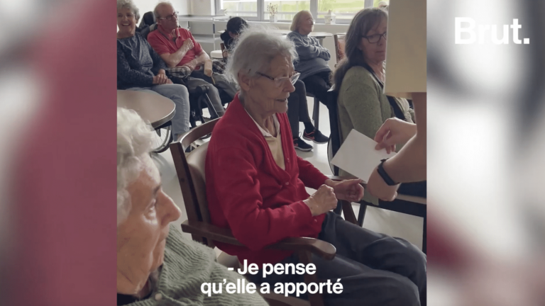 VIDEO. She brings letters written by strangers to residents of nursing homes