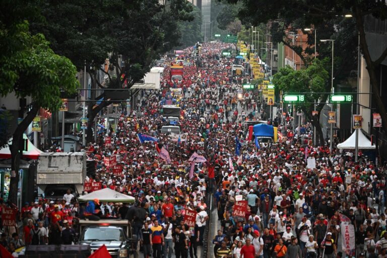 Venezuelan presidential election | Red tide for Maduro, white wave for the opposition