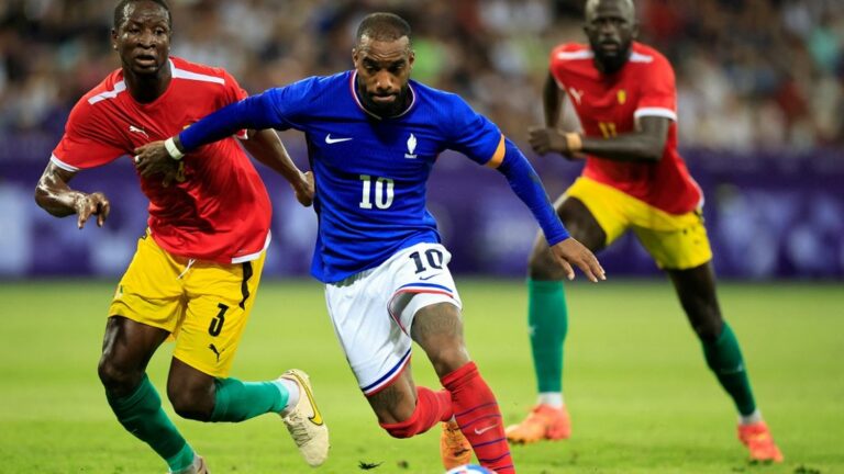 Victorious but battered by Guinea, Thierry Henry’s Blues are getting closer to the quarter-finals