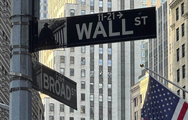 Wall Street ends in the red, rotation amplified by computer failure