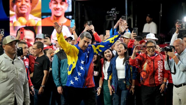 We explain the political crisis between Nicolas Maduro and the opposition, both of whom claim victory