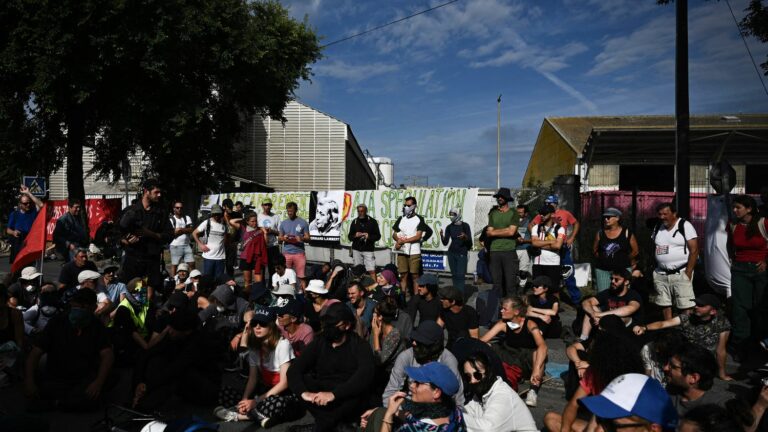 “We will occupy the port of La Rochelle for at least the day,” promises the spokesperson for a collective of opponents