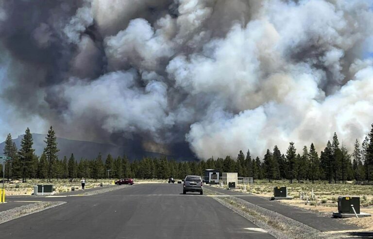 Wildfires multiply in the Western United States, in the midst of heat wave