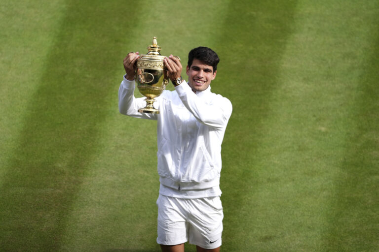 Wimbledon |  Carlos Alcaraz outclasses Novak Djokovic in final