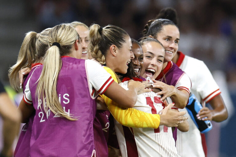 Women’s Soccer | Canadians Steal French Victory