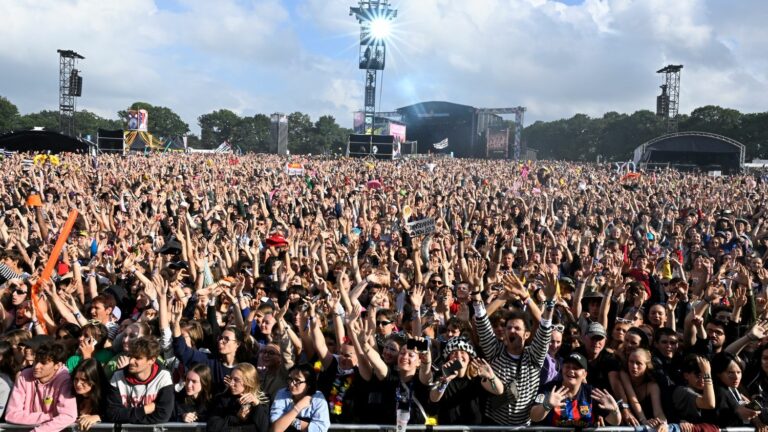 a 32nd edition of the Vieilles Charrues, against a backdrop of conflict with the municipality of Carhaix and threats of expatriation