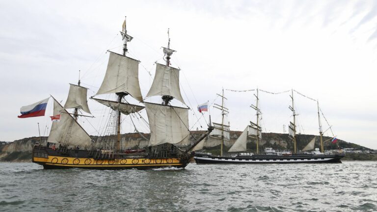 denied access, the Russian ship “Shtandart” finally stopped off the coast of Sainte-Marine in Combrit