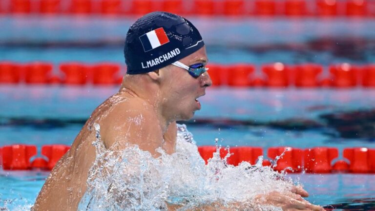 relive the demonstration of Léon Marchand, new Olympic champion in the 400m medley