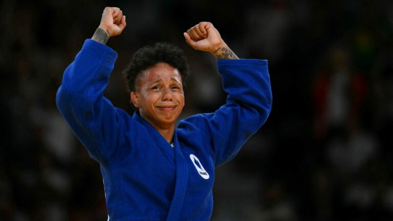 relive the end of Amandine Buchard’s fight for the bronze medal