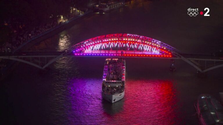 relive the passage of the French delegation on the Seine