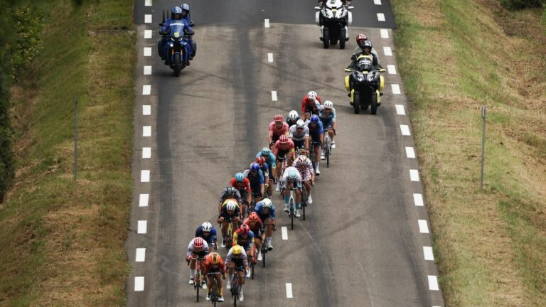 the peloton scattered by the edges, a breakaway of 21 riders… Follow the 13th stage