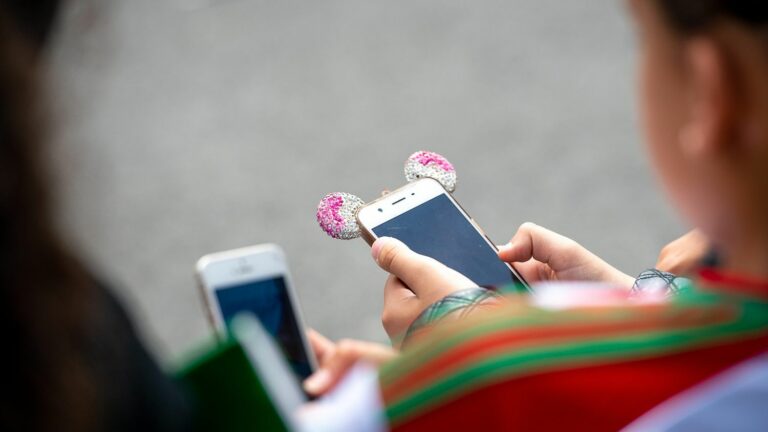 Mobile phone ban to be tested in nearly 200 colleges from September