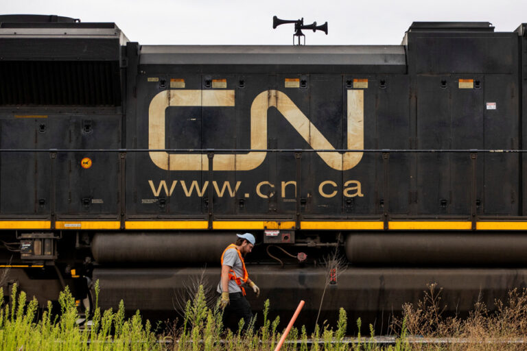 9,300 employees locked out | Canadian National and Canadian Pacific railways paralyzed