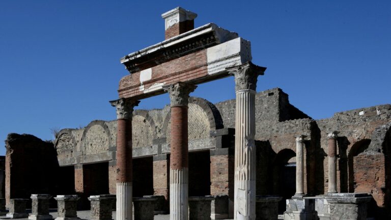 A couple who died in the eruption of Mount Vesuvius in Pompeii in 79 AD were found with a small treasure during an archaeological excavation.