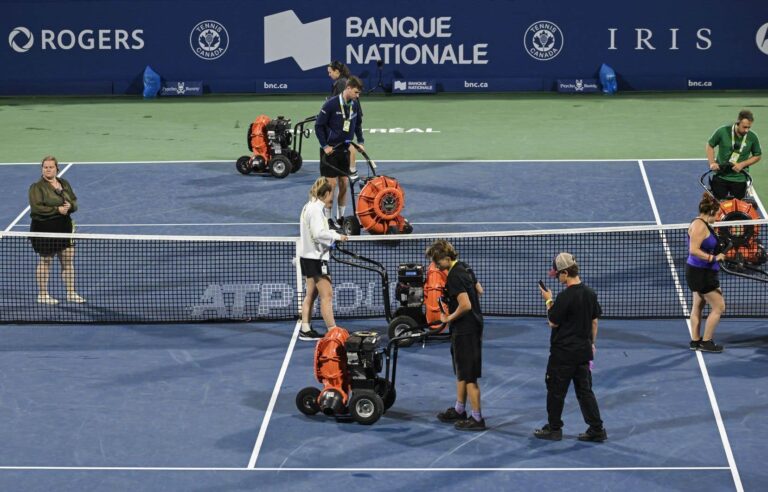 A crowd at the meeting despite the weather upheavals at the National Bank Montreal Open