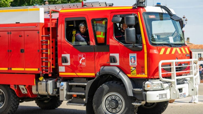 A fire has burned at least 30 hectares in the Pyrénées-Orientales, three firefighters slightly injured and people evacuated