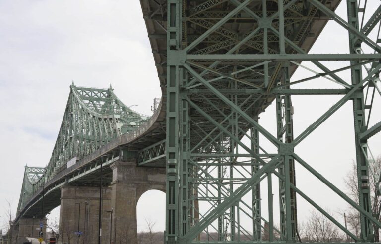 A major water leak is underway in Montreal near the Jacques-Cartier Bridge