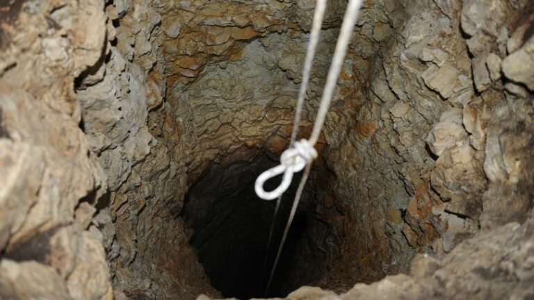 A young speleologist injured and stuck more than 200 meters in a chasm in the Vercors massif, in the Drôme