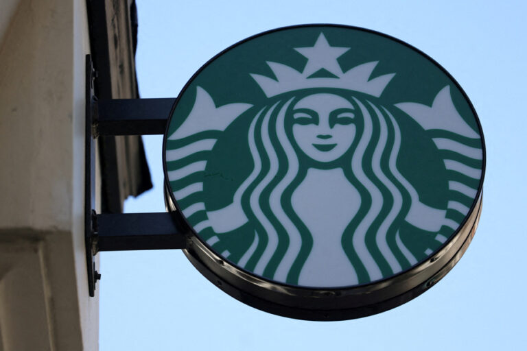 After a year, Starbucks replaces its CEO