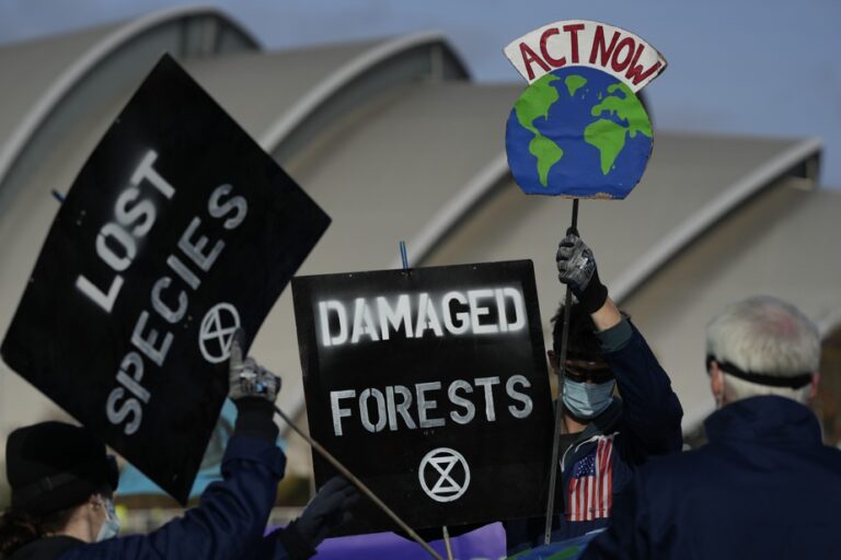 Amsterdam | Environmental activists delay cruise ship arrival