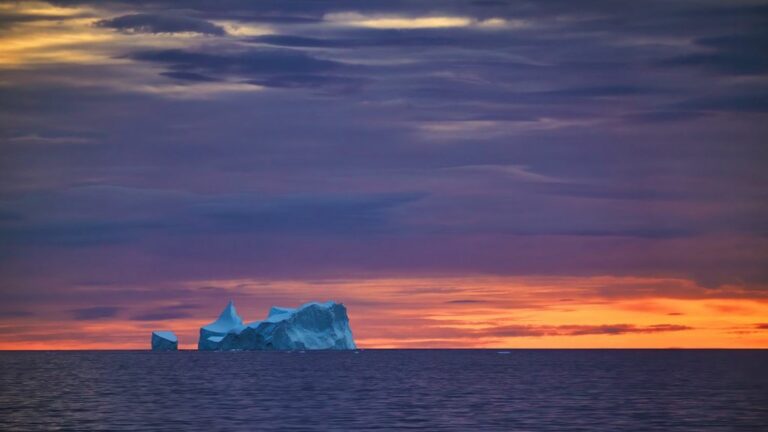 Antarctica suffers long winter heatwave