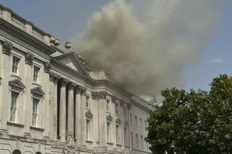 Somerset House in London | A hundred firefighters mobilized against a fire