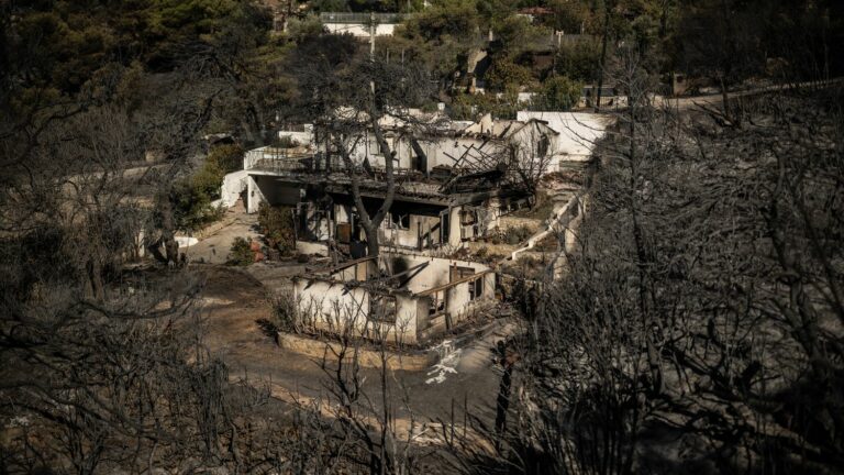 At Athens Airport, French Tourists Undeterred by Violent Fires