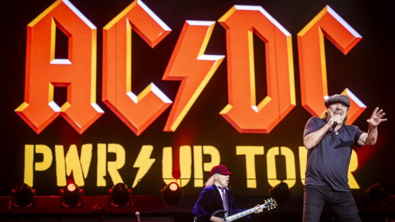 At the AC/DC concert in Paris, the nostalgia and rediscovered pleasure of the fans of the Australian group