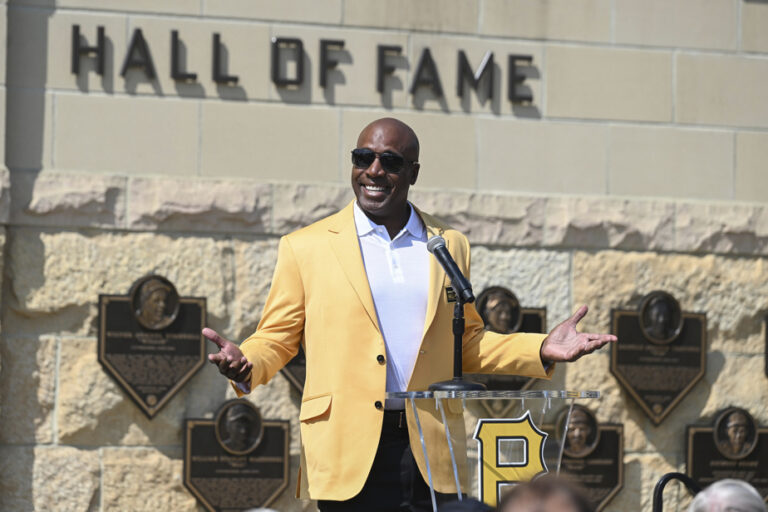 Barry Bonds enters Pirates Hall of Fame