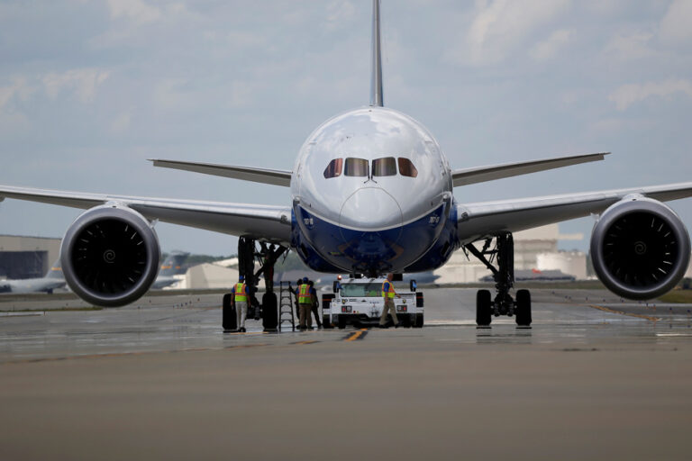 Boeing 787 Dreamliner | US requires inspection of pilot seats