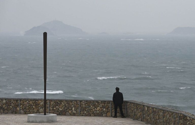 Canadian warship passes through Taiwan Strait, Taipei says