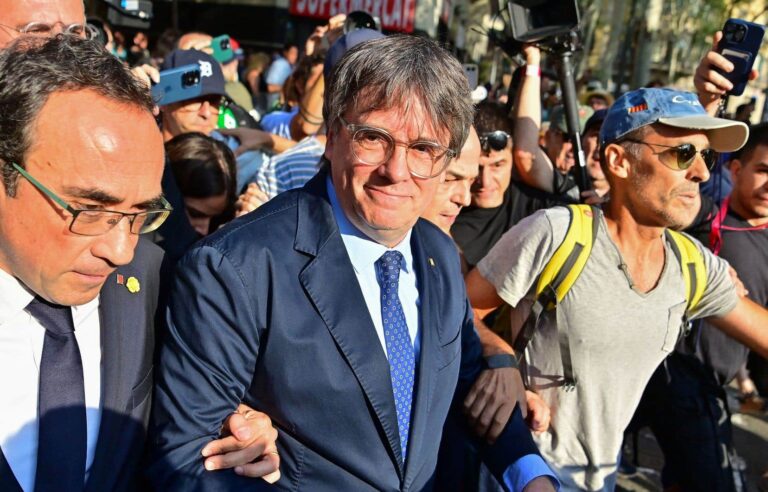 Catalan independence activist Carles Puigdemont has returned to Belgium after a brief reappearance in Barcelona, ​​according to his relatives.