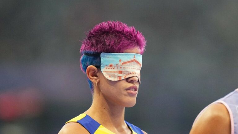 Discover the most original masks of blind athletes, from the butterfly to Wonder Woman