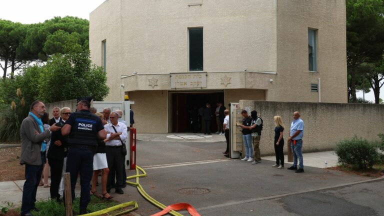 “Disturbing”, “revolting”… Tourists and residents of La Grande-Motte in shock the day after the fire in front of the synagogue