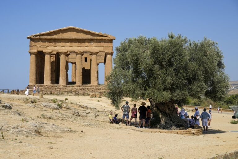 Drought in Sicily | Hundreds of residents demonstrate to demand water