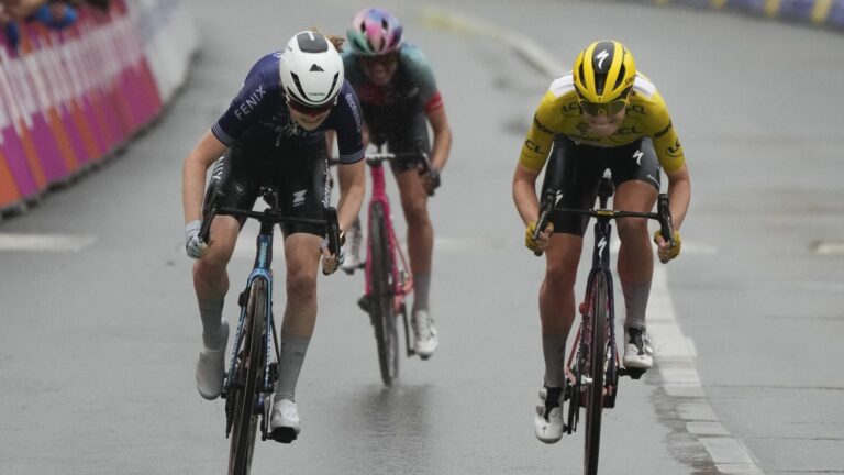 Dutchwoman Puck Pieterse wins stage 4 in Liège ahead of Demi Vollering, who retains her yellow jersey