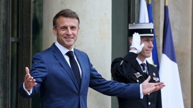 Emmanuel Macron invites the presidents of the parliamentary groups and the party leaders on August 23 to the Elysée, before appointing a Prime Minister