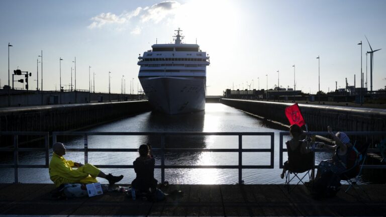 Extinction Rebellion blocks cruise ship arrival in Amsterdam