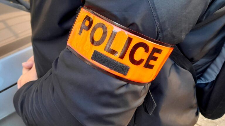 FRANCEINFO INFO. Two Parisian police officers, suspected of having assaulted a person in custody, will be tried in October