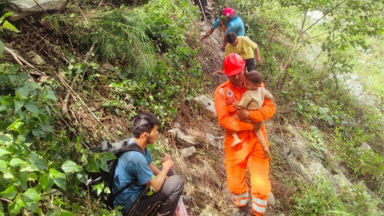 Floods in India kill 13 in Himalayas, Hindu pilgrims airlifted