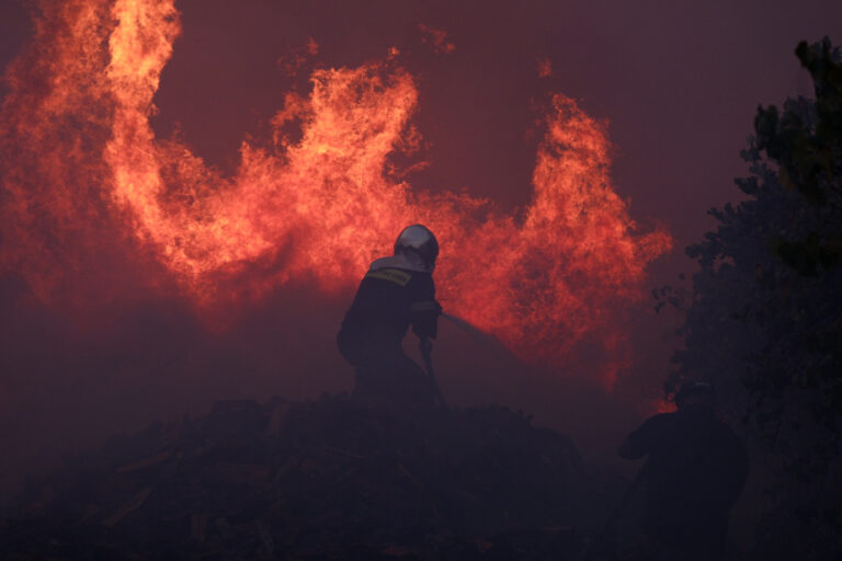 Forest fires | Athens threatened by flames, Greece calls for help