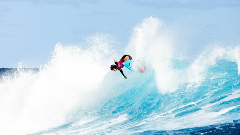 French surfer Johanne Defay achieves feat to reach semi-finals, Léon Marchand and Teddy Riner for history… Follow the Olympic day