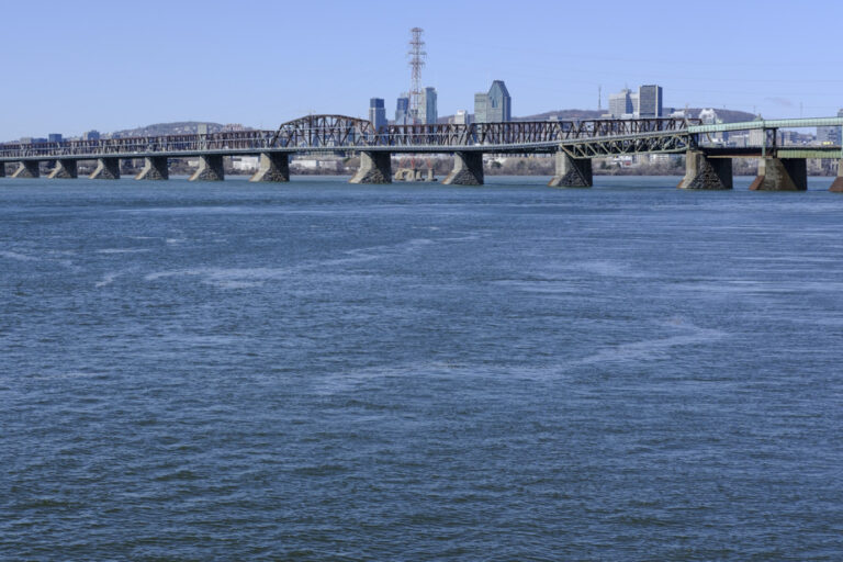 Heavy truck present | Victoria Bridge fully reopens after emergency inspection