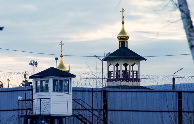 Hostage-taking in Russian prison: three employees and four attackers killed