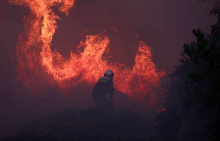 Hundreds of firefighters battle wildfires in Greece